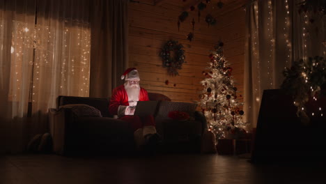 santa communicates on social networks with people and children around world