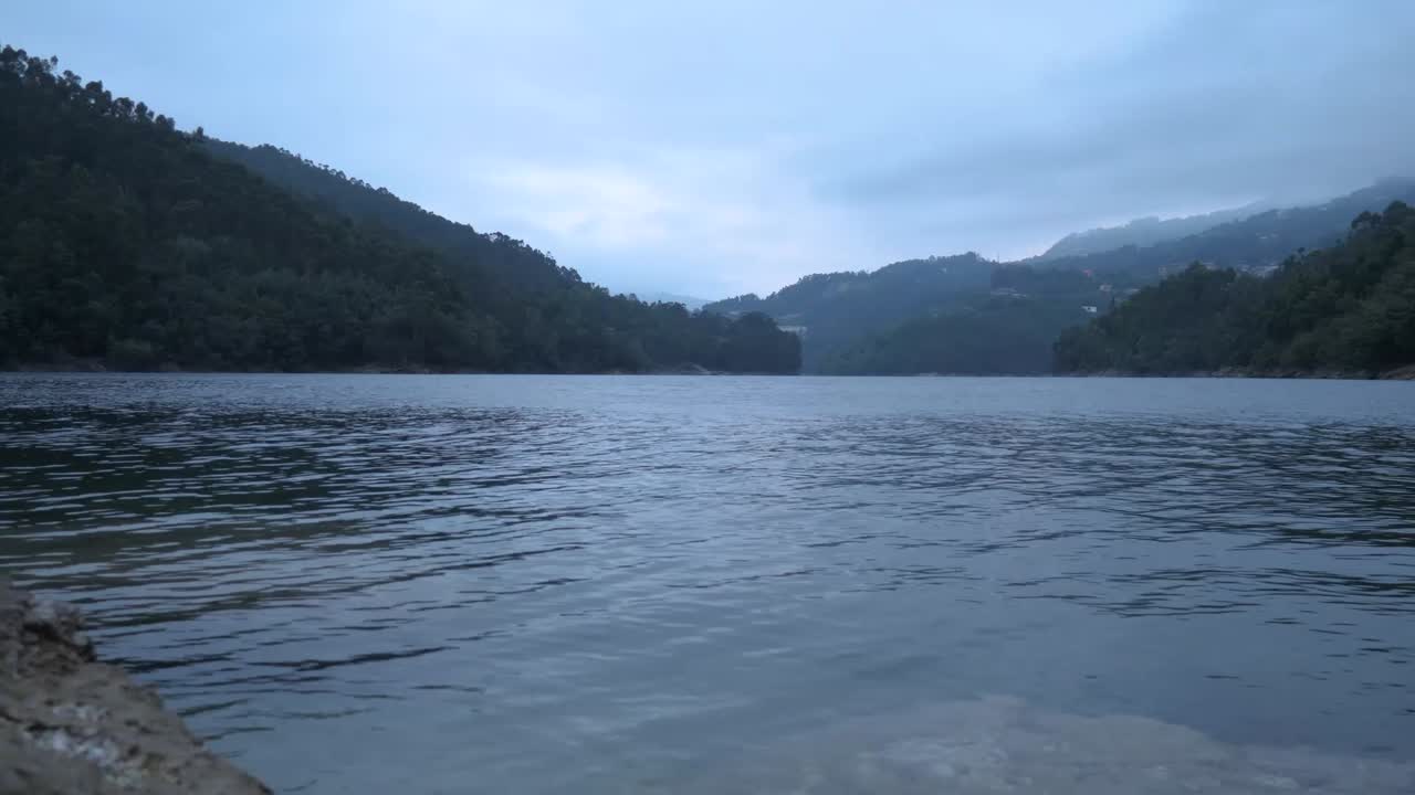 호수에 물이 닿는다