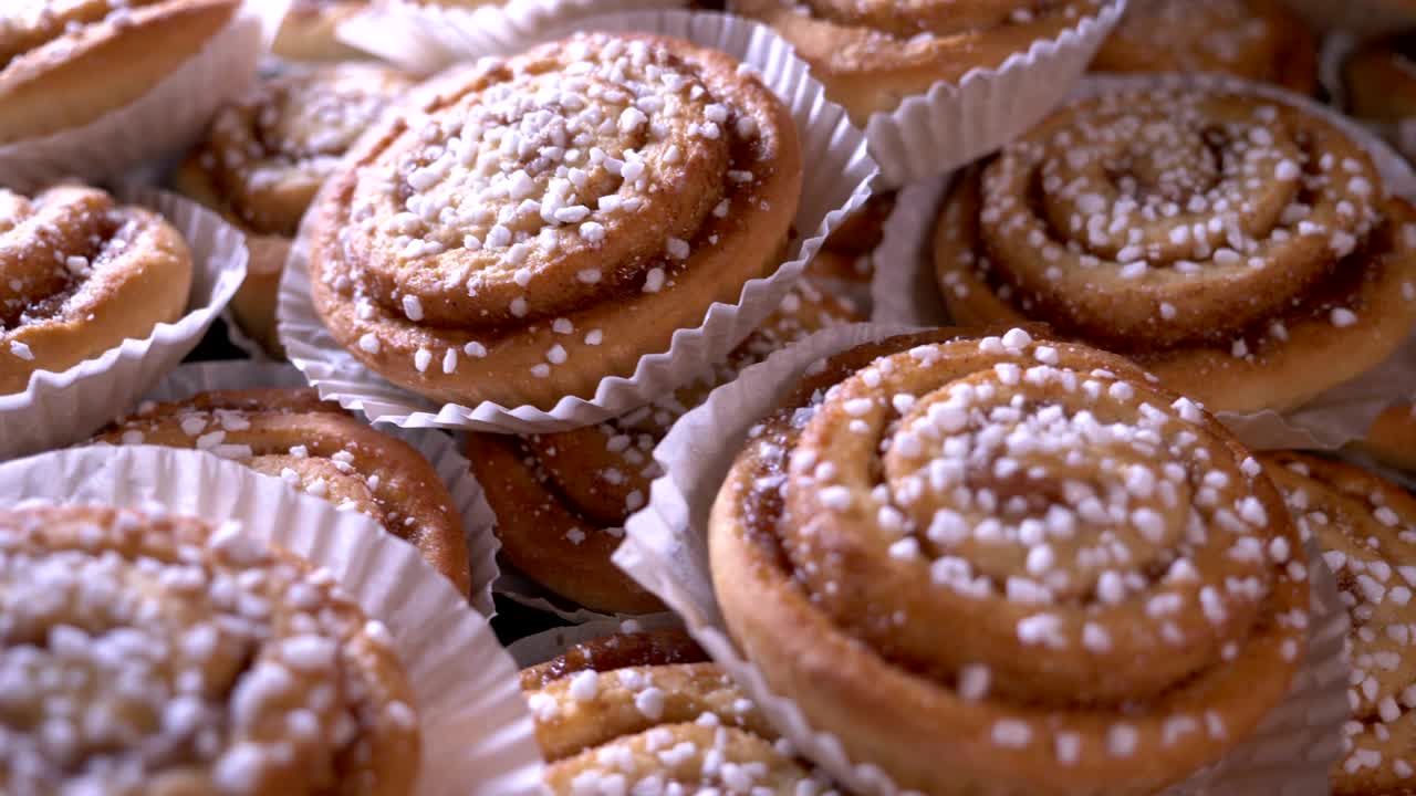 свежевыпеченные домашние бутерброды с корицей