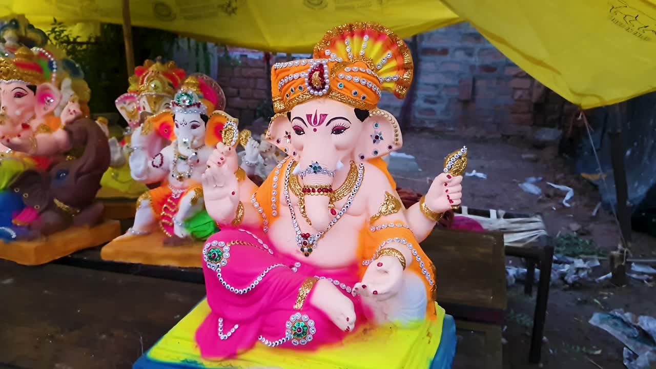 File di artistiche statue di Lord Ganesha disposte in fila presso lo stand di un venditore locale
