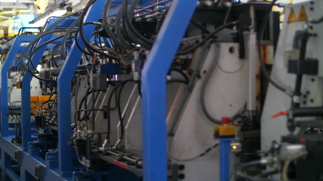 máquinas de fábrica que trabajan en plantas, máquinas industriales de procesamiento de metales