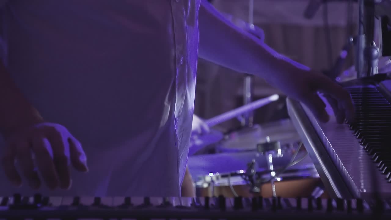 키보디스트 는 음악 그룹 의 일부 로 콘서트 에서 여러 가지 악기 를 연주 한다