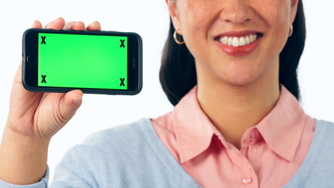 초록색 손을 가진 여성과 광고 전화