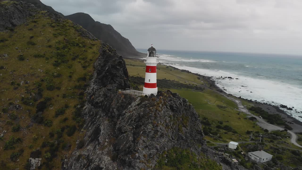 좋은 위치에 있는 케이프 팔리서 등대, 뉴질랜드 랜드마크