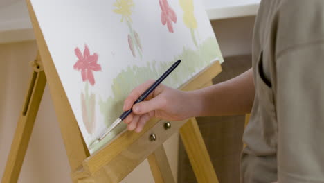 primer plano de dos personas haciendo una pintura de flores