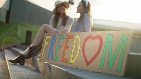 video de cartel colorido y dos mujeres en el fondo