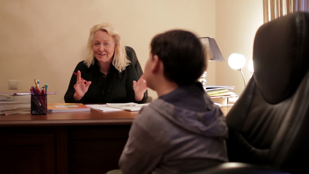 영어 교사가 학교 소년을 가르니다.