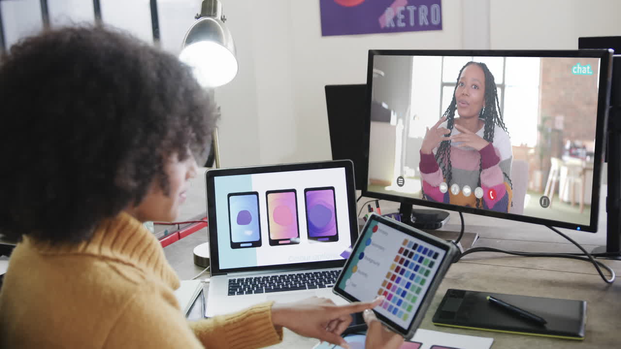 mujer de negocios afroamericana en videollamada con su colega afroamericana en la pantalla