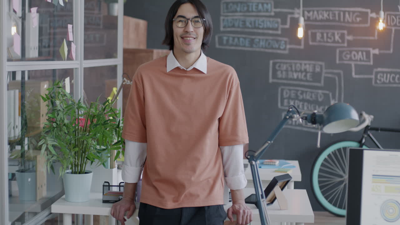 현대적 인 사무실 에서 미소 짓는 사업가