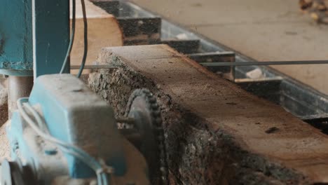 máquina de aserradura en la fábrica de producción de madera. procesamiento y corte de material de madera en el aserradero. proceso de fabricación en el molino de madera. máquina de aserrado circular automática