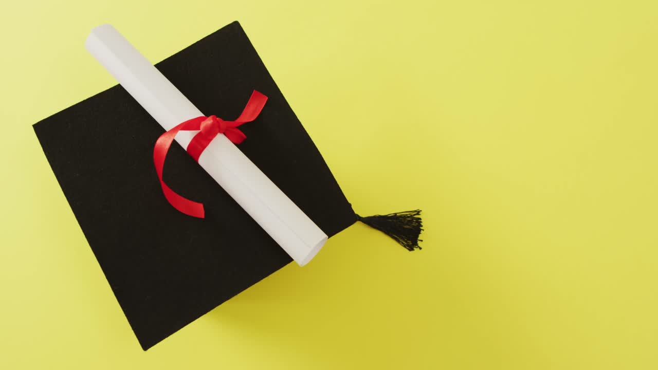 video del sombrero de graduación sobre un fondo amarillo