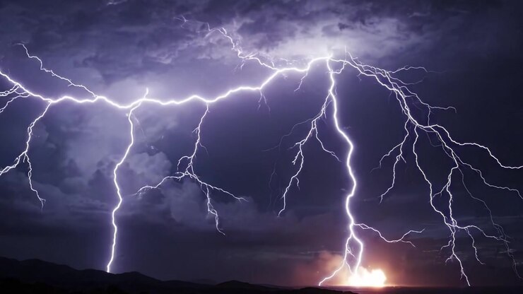 Transizione drammatica di uno spettacolo temporalesco: Fulmini impressionanti illuminano le nuvole scure in una potente dimostrazione della furia della natura, catturata in due momenti.
