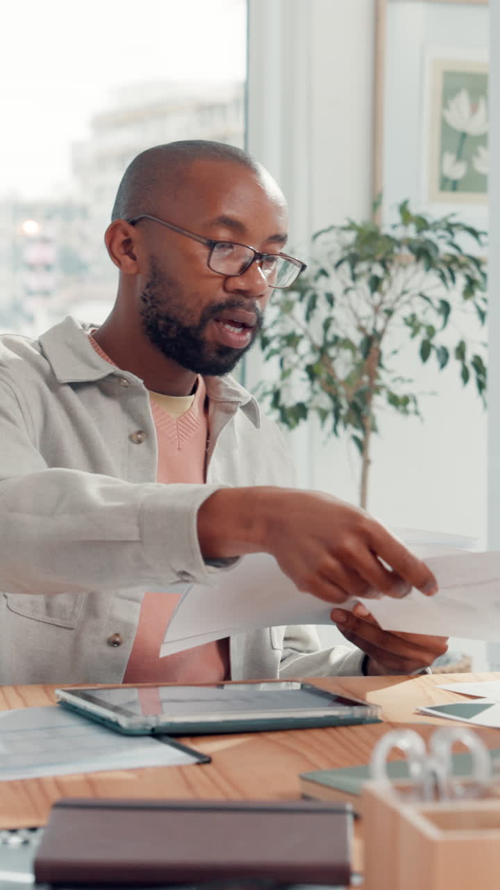 Imprenditore concentrato che esamina documenti e discute in ufficio