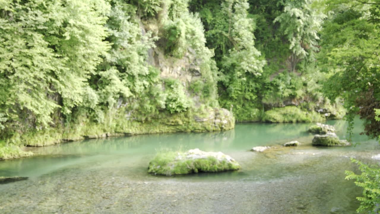 화창한 날, 세리아나 계곡, 베르가모 이탈리아 동안 목조 다리에서 세리오 강까지 멋진 기울기 전망