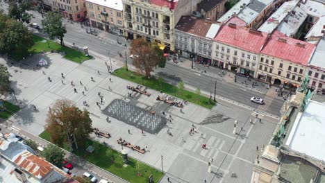 Gente-Caminando-Frente-Al-Teatro-Académico-Nacional-De-ópera-Y-Ballet-De-Lviv-En-Un-Día-De-Verano-En-Ucrania-Rodeado-De-Edificios-Europeos