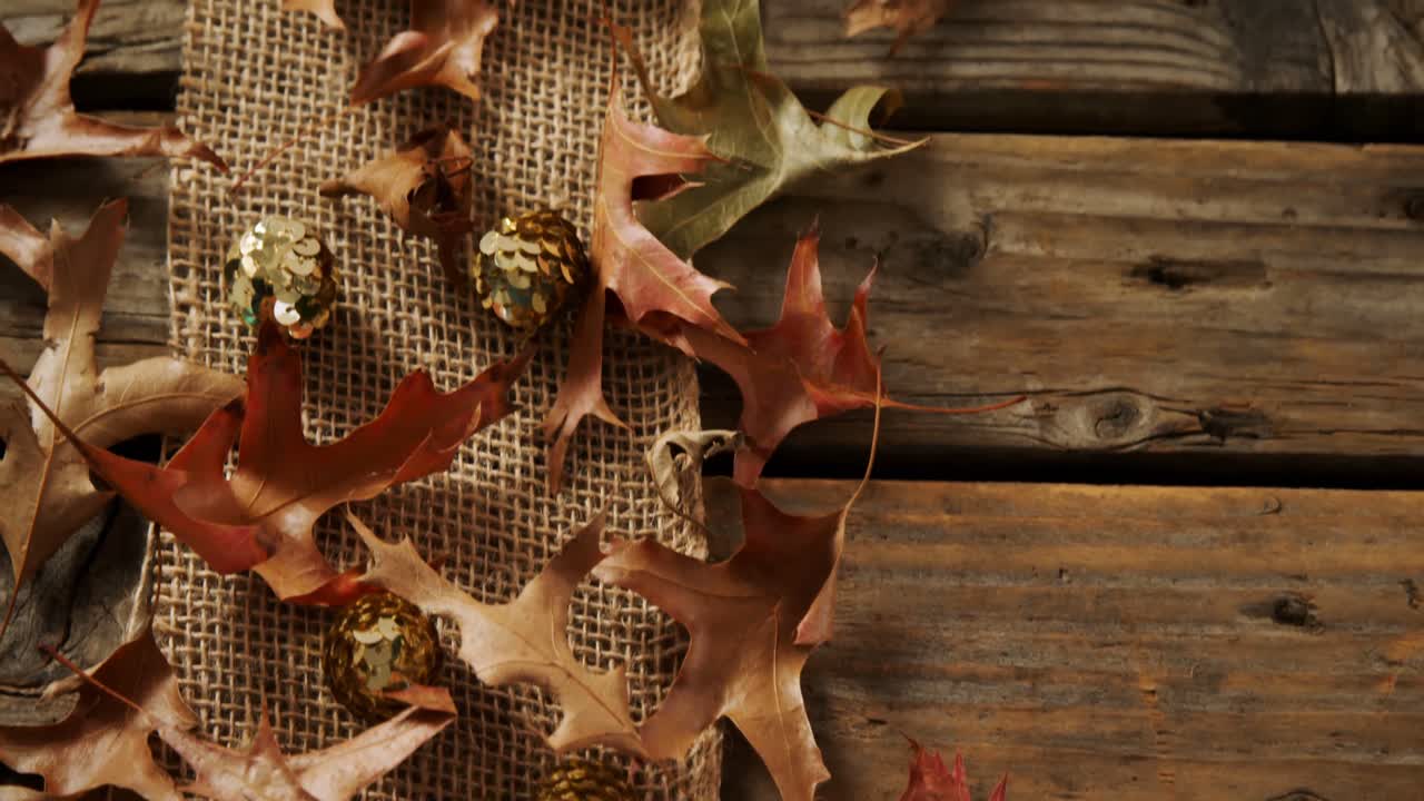 mujer usando teléfono móvil en el callejón 4k