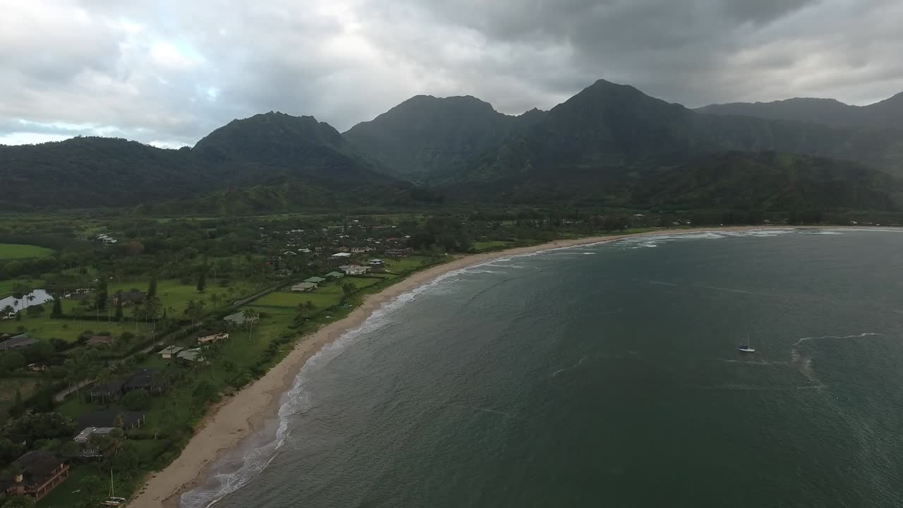 la costa del océano de kauai, hawai, vista aérea de un avión no tripulado
