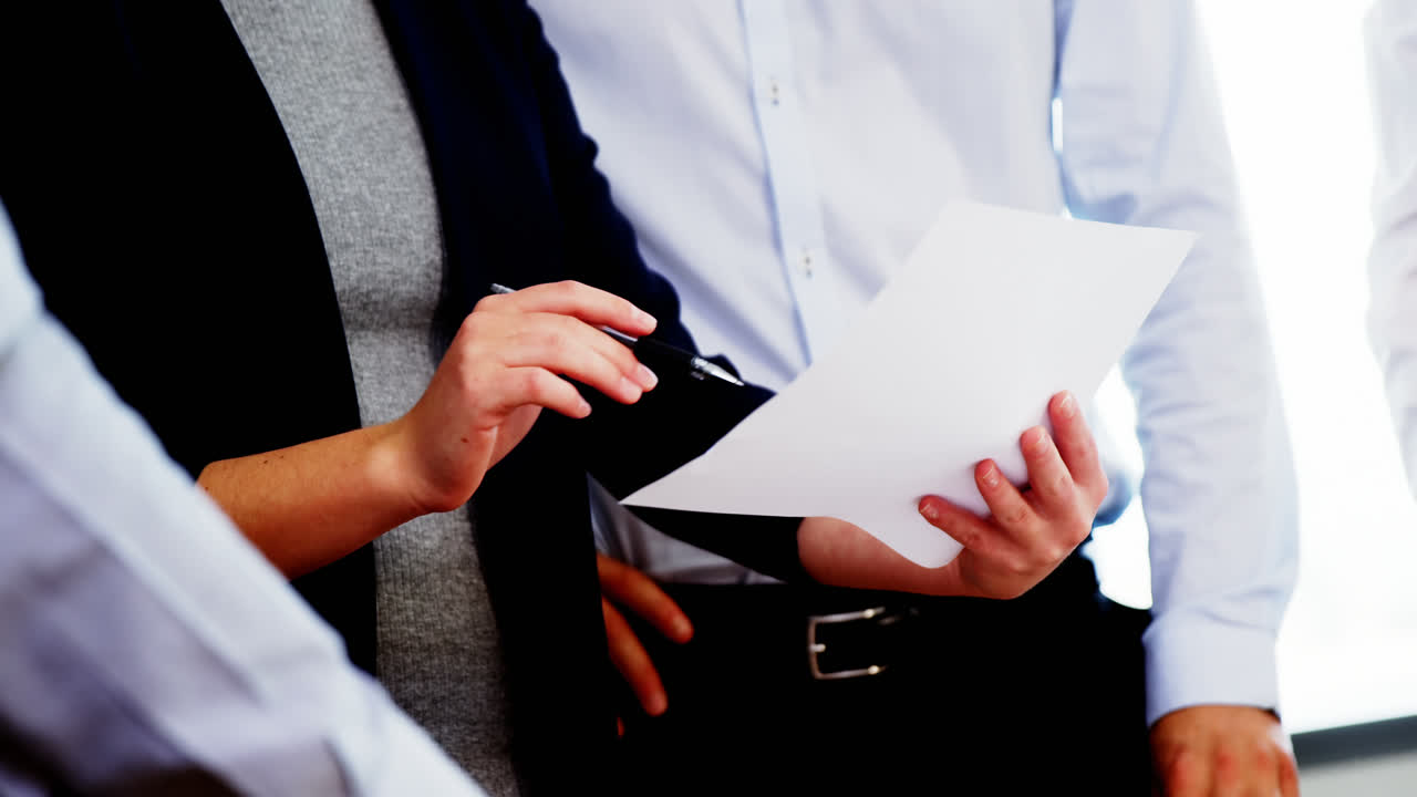 ejecutivos discutiendo informes