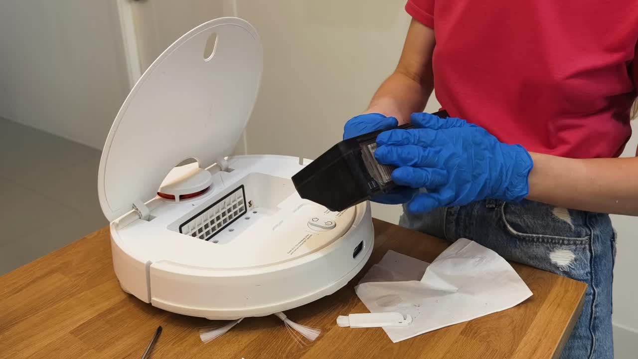 Robot vacuum cleaner maintenance