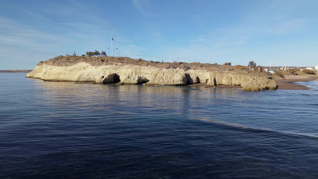 Dronekuvaa, joka paljastaa rannikon luolia ja kallioisen rantaviivan Punta Cuevasissa Puerto Madrynissa, Patagoniassa.