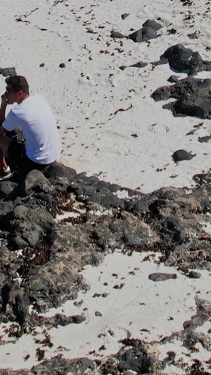 Fotspor på sandstrand på Kanariøyene på en solfylt dag