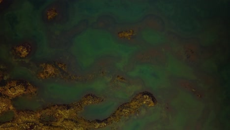 vista aérea sobre texturas y patrones naturales del terreno de las tierras altas islandesas y estanques de agua