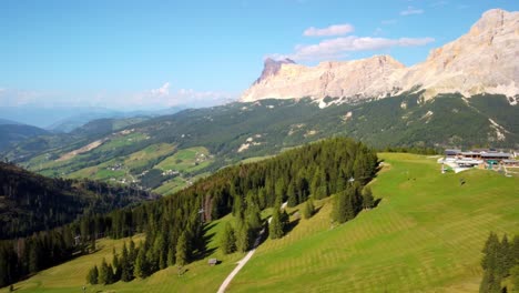 Panorámica-Aérea-Sobre-El-Campo-De-Esquí-Y-La-Vista-De-La-Montaña-Al-Valle.