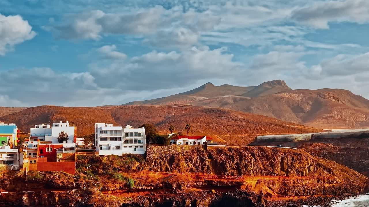 Gran Canaria mostra edifici colorati e montagne ripresi dal cielo.