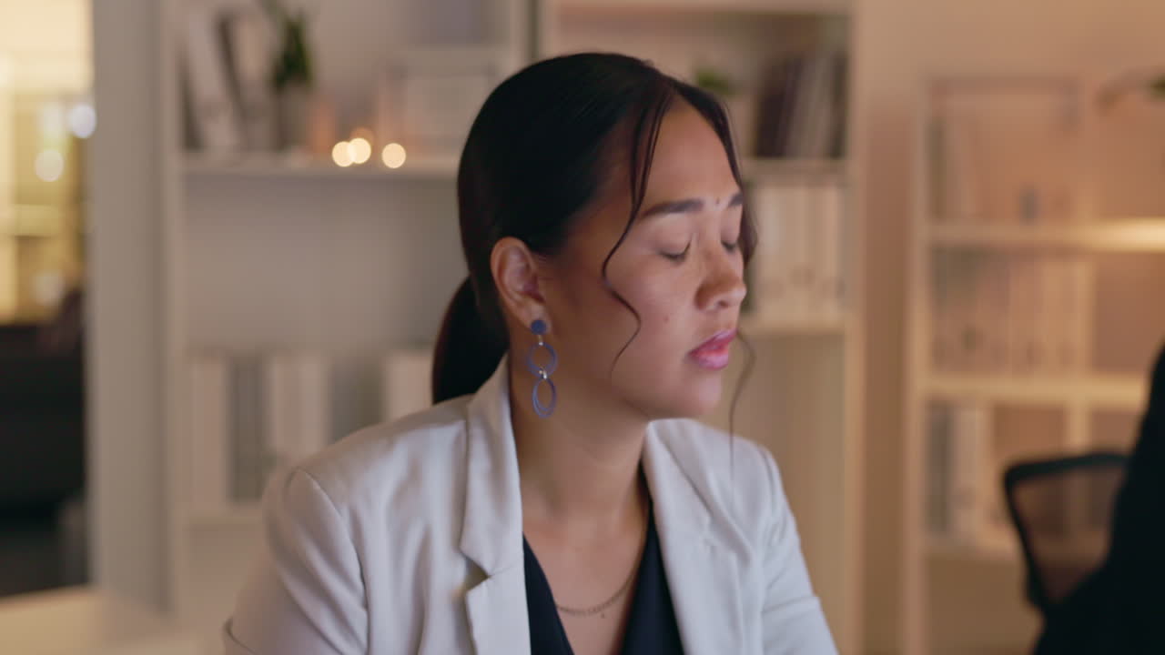 야간, 사무실 및 아시아 비즈니스 여성 온라인