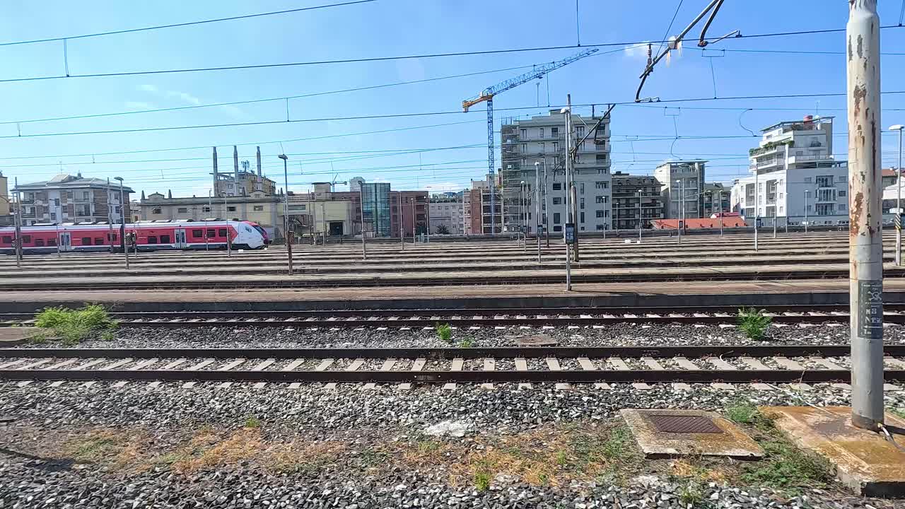 열차가 밀라노의 철도 트랙을 통과합니다.