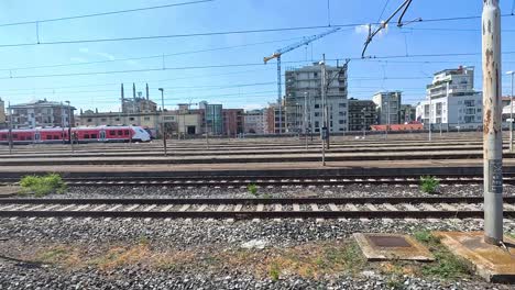 un tren se mueve por las vías del ferrocarril de milán