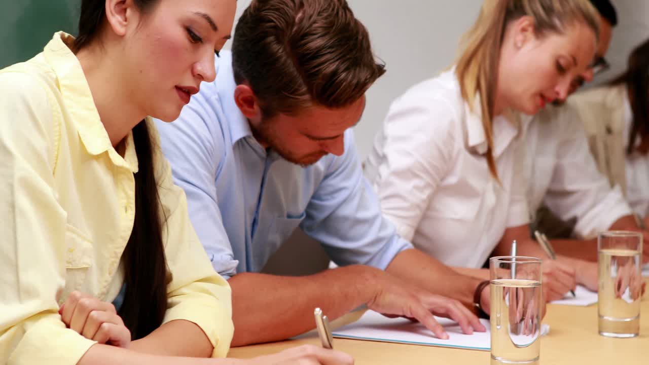 случайная деловая команда делает заметки на встрече