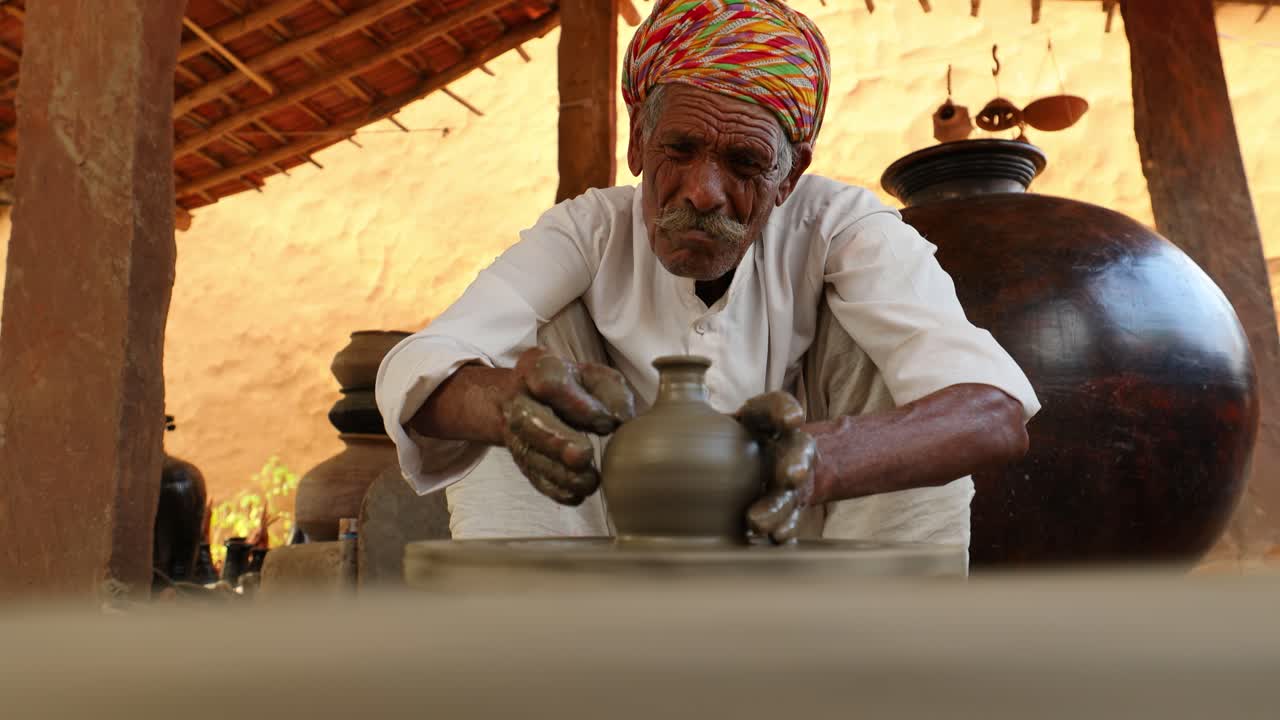el alfarero en el trabajo hace platos de cerámica. india, rajasthan.