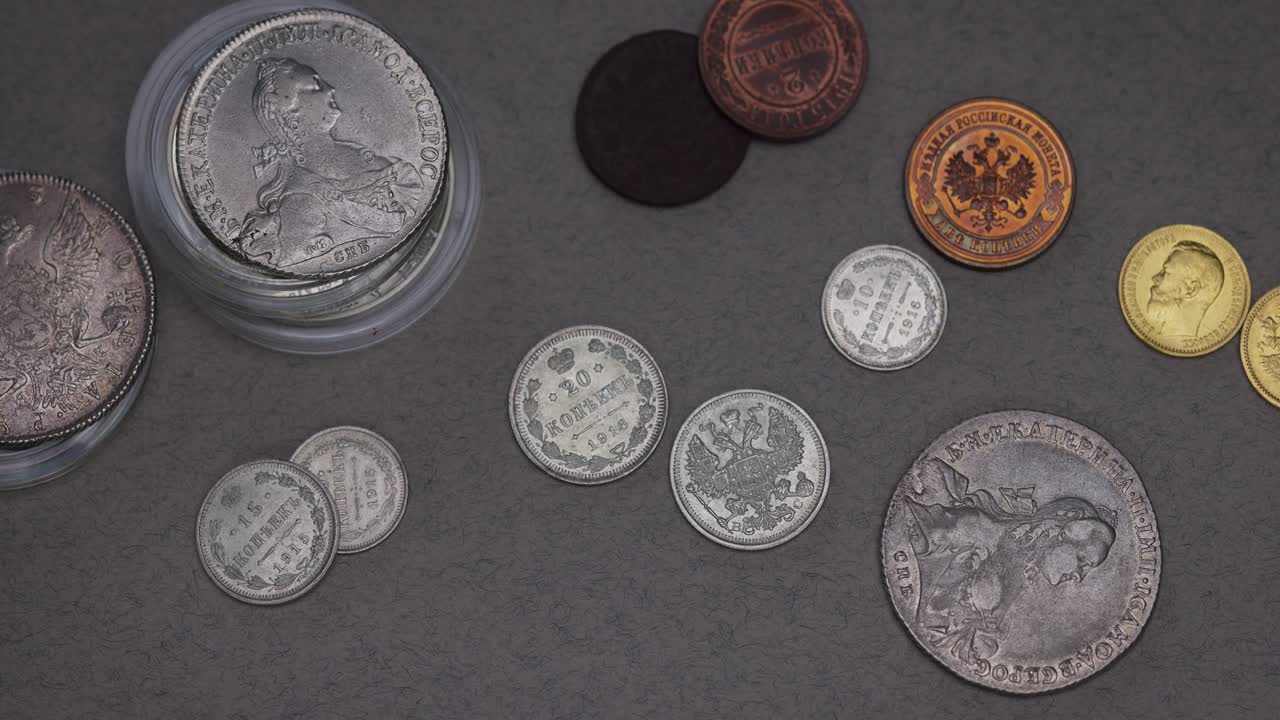 numismática. antiguas monedas de colección hechas de plata en una mesa de madera.