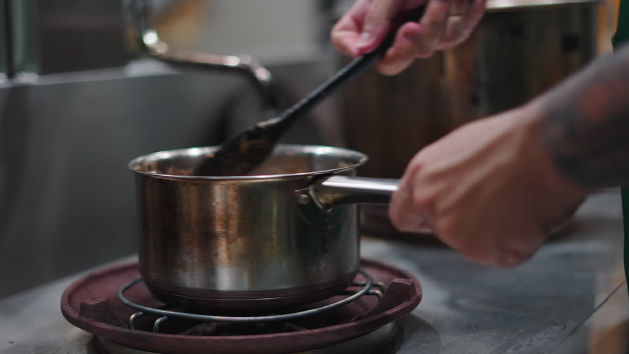 cocinar comida en la cocina
