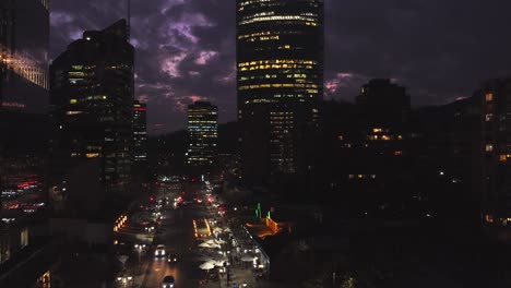 Ciudad-Nocturna,-Puesta-De-Sol-En-Oficinas-Comerciales-Y-Vida-Nocturna