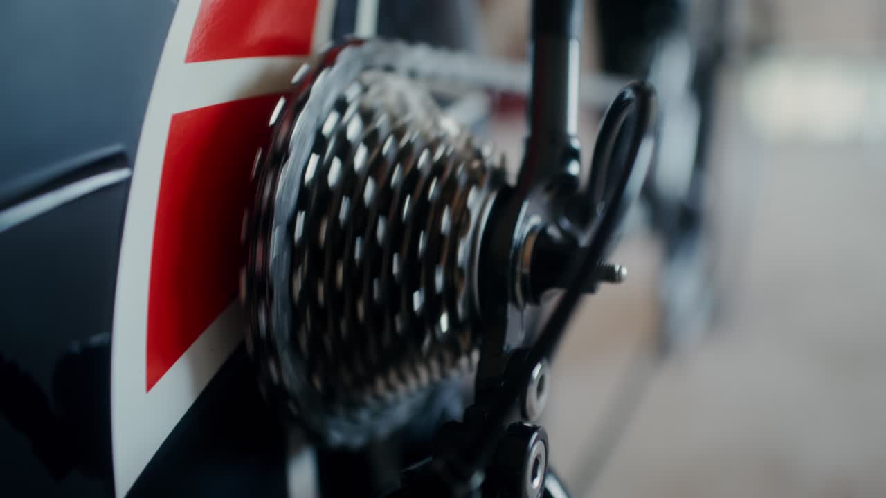 고정된 자전거의 기어와 체인의 근접 시각