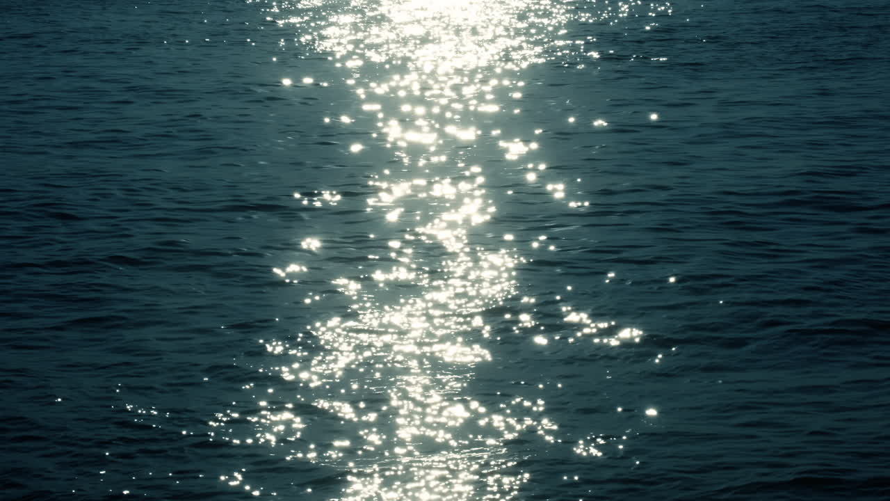 스파크가 있는 푸른 바다 수면의 슬로우 모션