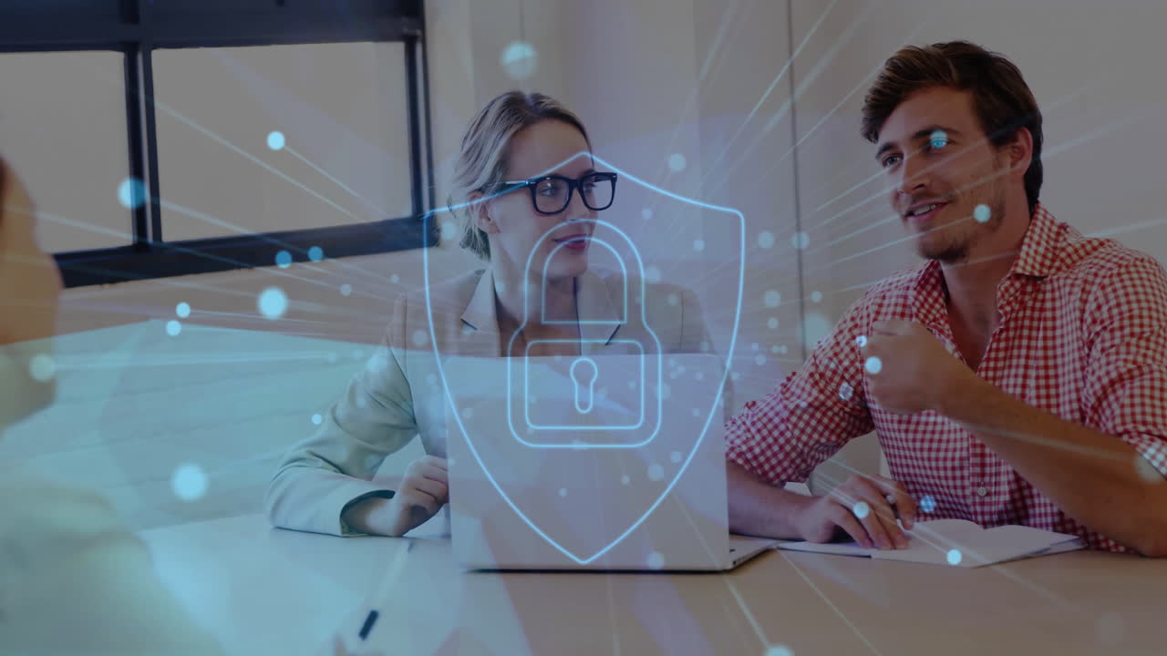 animación de candado y red de conexiones a través de diversas personas de negocios en la oficina