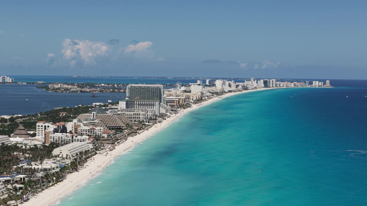Vista aerea dello skyline della zona alberghiera e della spiaggia di Cancun, Messico