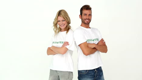 Dos-Voluntarios-Sonriendo-A-La-Cámara