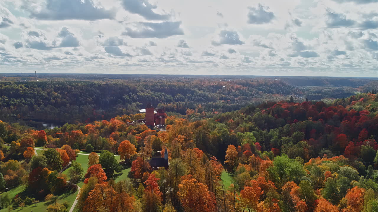 toma aérea del castillo medieval de turaida con el bosque en otoño en letonia