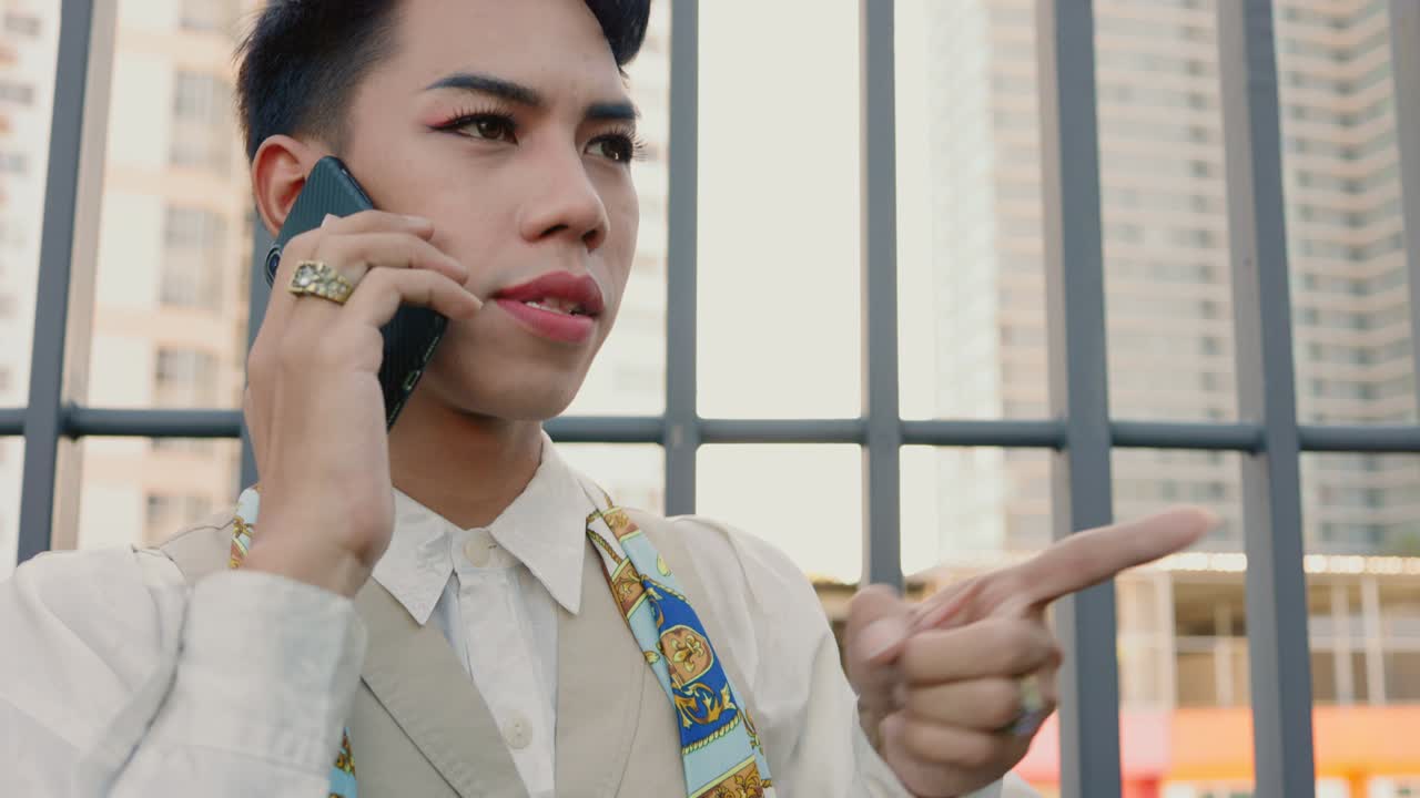 트랜스젠더 남자들이 지붕에서 친구와 전화해서 재미있게 놀고 있어요.