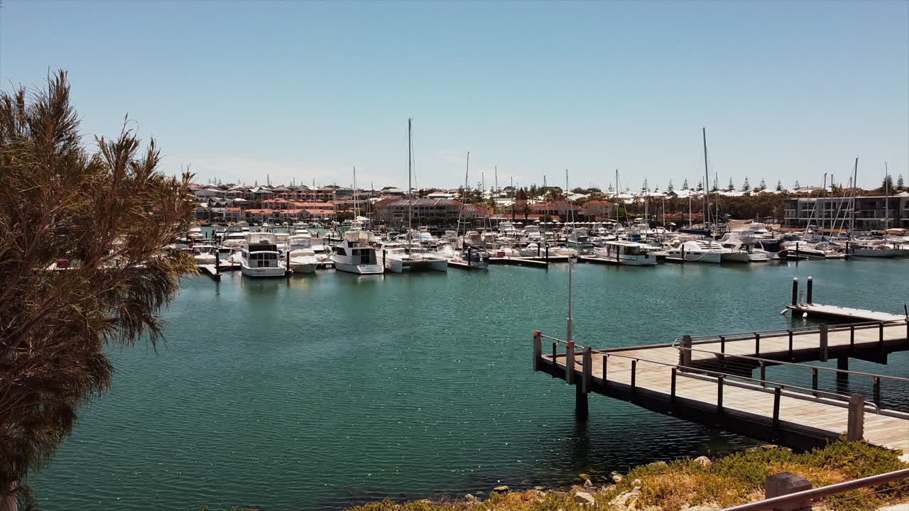 바다 항구에 많은 아름다운 정박된 항해 요트가 있는 범선 항구의 드론 보기