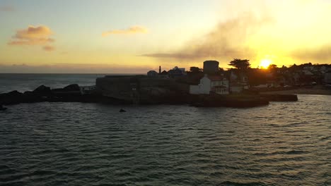 cuarenta pies, sandycove, dublín, irlanda, salida del sol, 14 de diciembre de 2019, órbita de drones