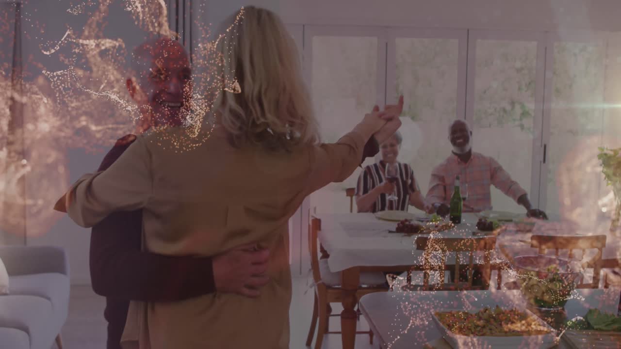 Animation von Punkten über einer diversen Gruppe von Senioren beim Tanzen