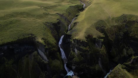 Río-En-El-Cañón-Fjaorargljufur-En-El-Hermoso-Paisaje-De-Islandia---Aéreo