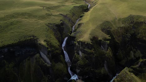 en el cañón del río fjaorargljufur en el hermoso paisaje de islandia - aero
