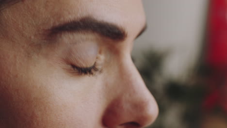 hombre transgénero aplicando sombra de ojos