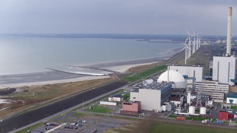 aire caliente de una planta de energía nuclear en la costa del mar en los países bajos